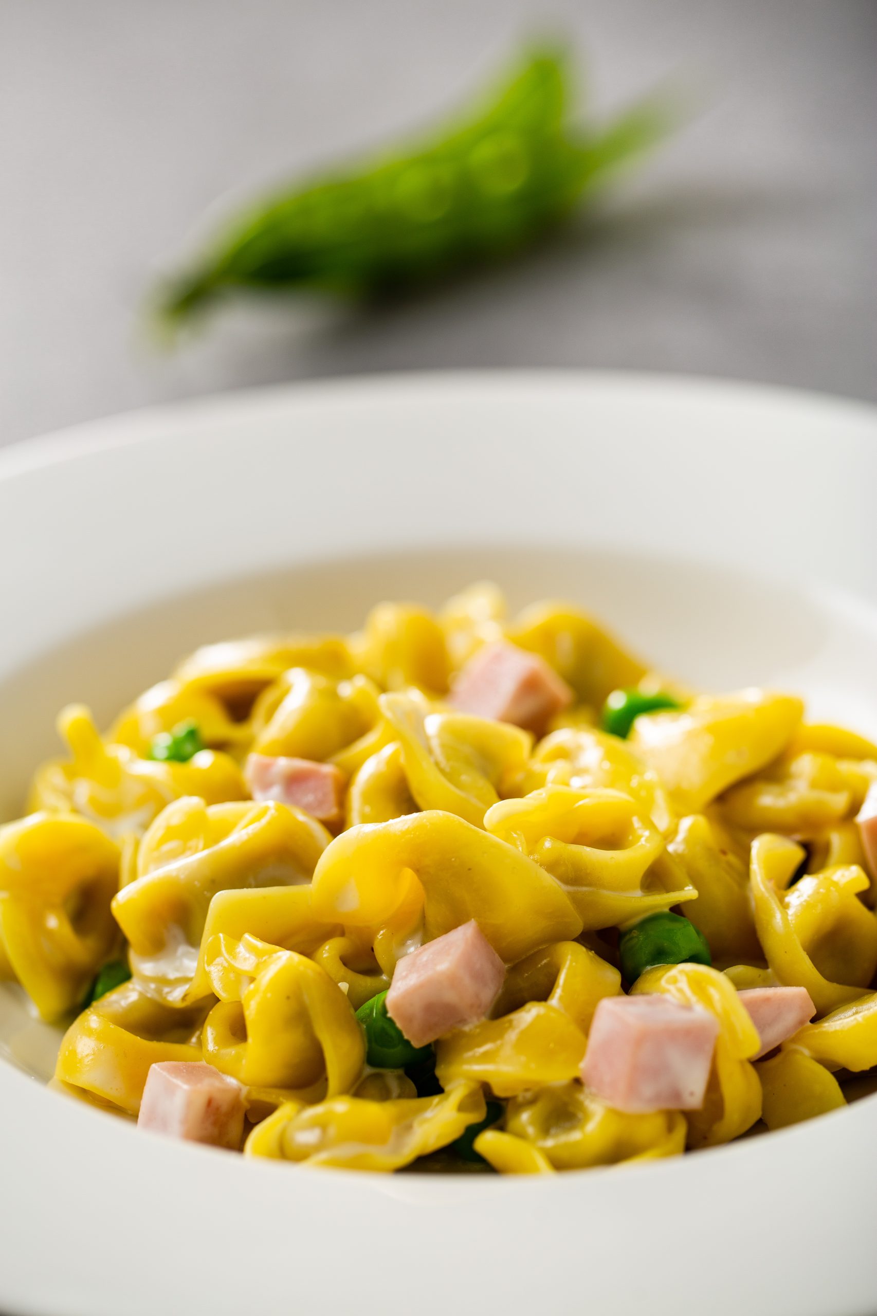 Tortellini di Modena con prosciutto, piselli e panna