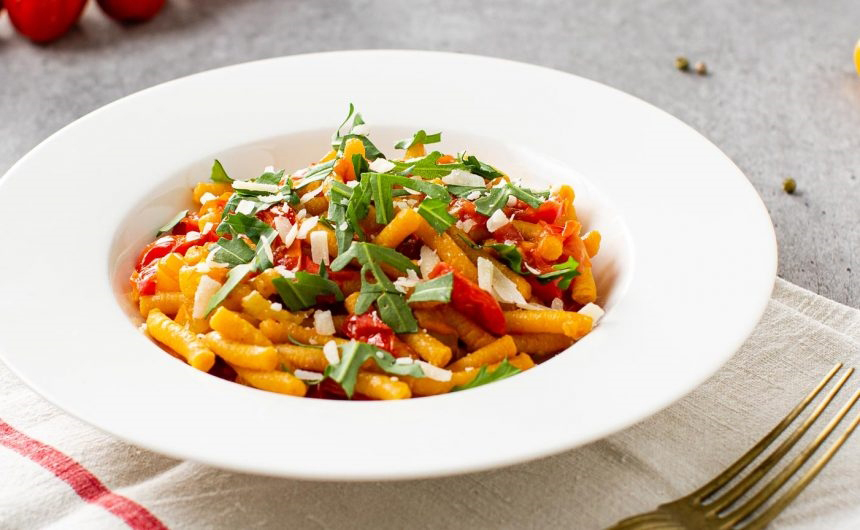 Passatelli estivi freddi con rucola fresca, pomodorini e scaglie di Parmigiano Reggiano