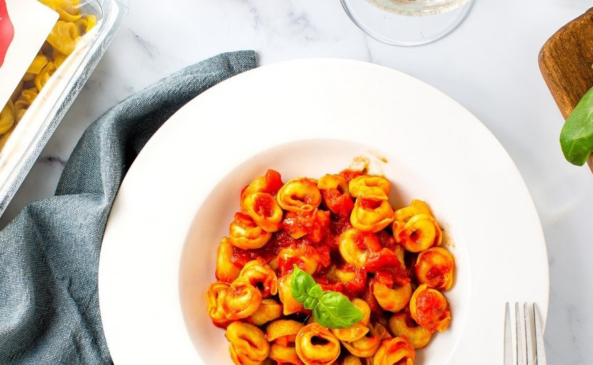 Tortellini al sugo di pomodoro con basilico